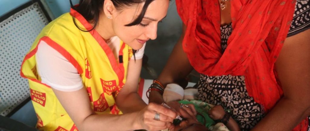 Archie Panjabi immunizes children in India in the fight to end polio
